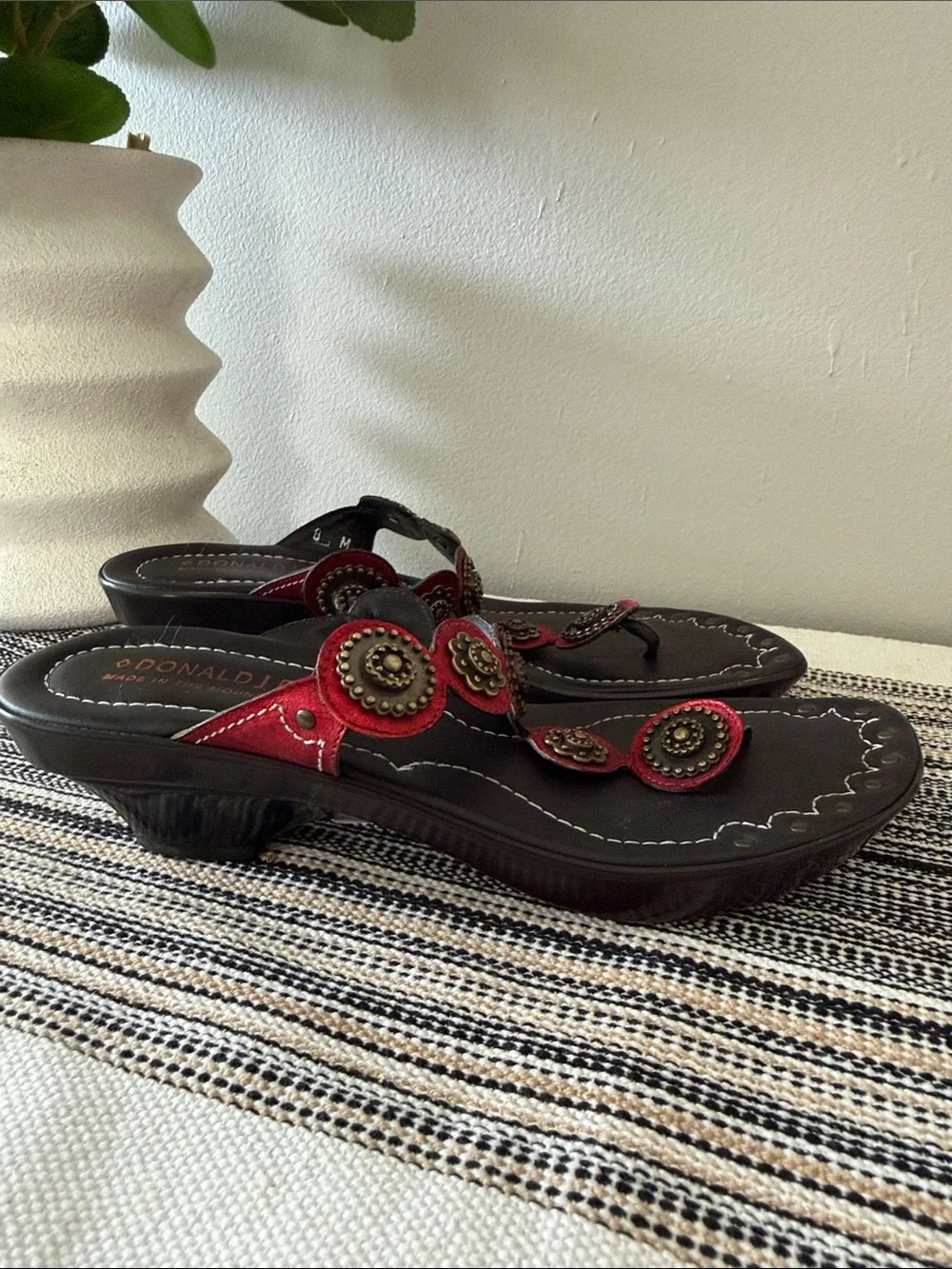 Donald J. Pliner Italy Western Concho Leather Thong Sandals Black Red Size 8